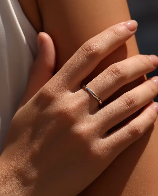Bague Gravée « be yourself » en Argent 925 - portée à la main par un mannequin