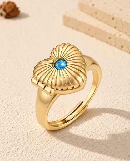 Bague médaillon photo cœur personnalisée couleur or, pierre de naissance bleue sur le couvercle strié