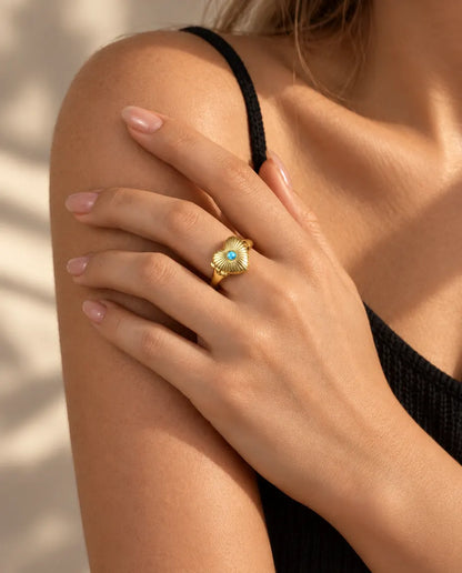 Femme portant à son doigt la bague médaillon photo cœur, couvercle fermé