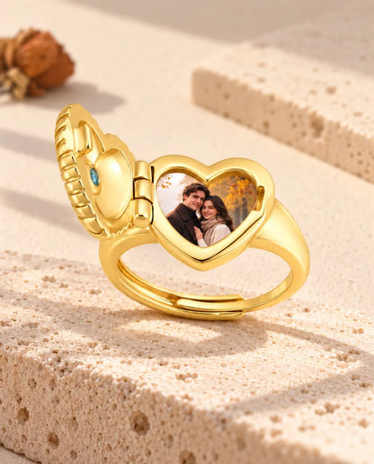 Bague médaillon photo cœur ouverte vue de côté, avec la charnière et la photo