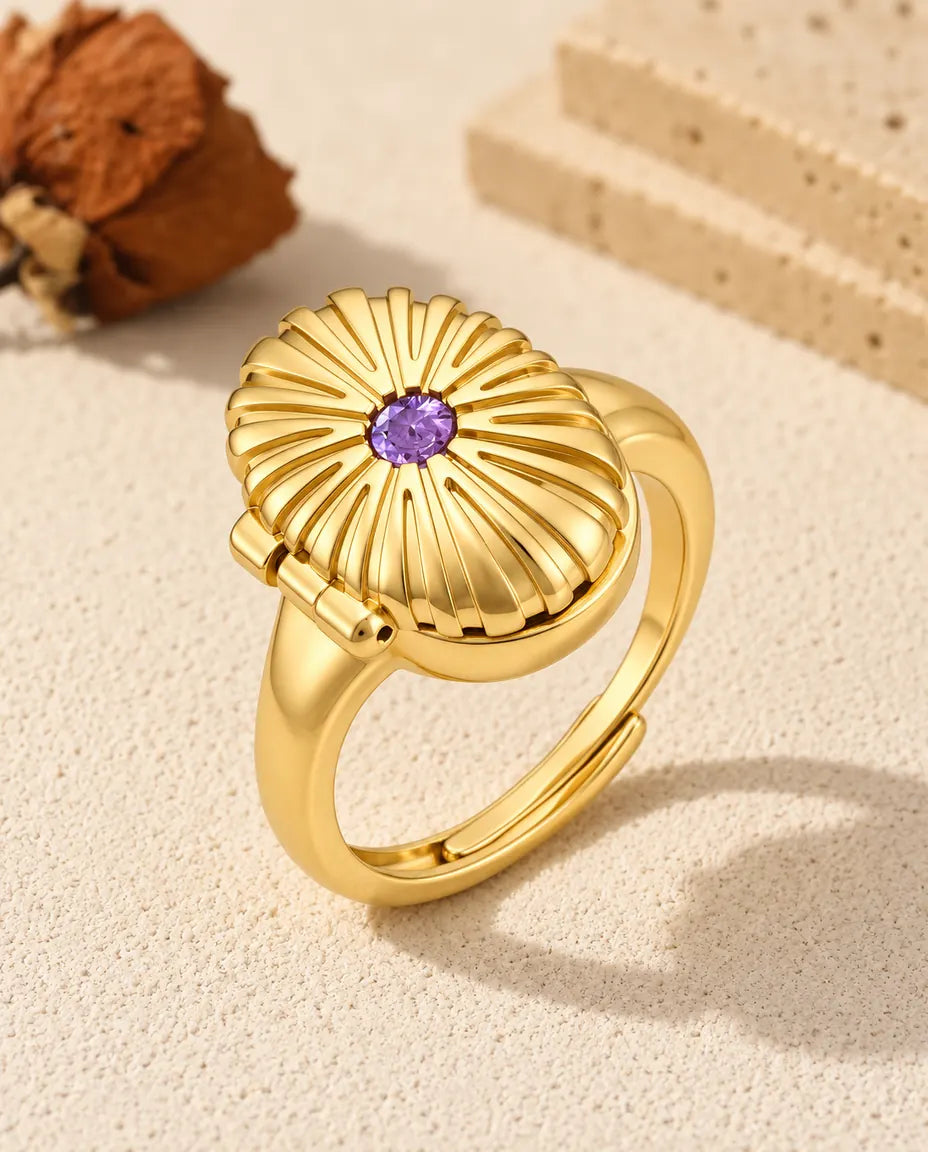 Bague médaillon photo ovale personnalisée couleur or, pierre de naissance violette sur le couvercle strié