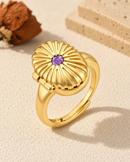 Bague médaillon photo ovale personnalisée couleur or, pierre de naissance violette sur le couvercle strié