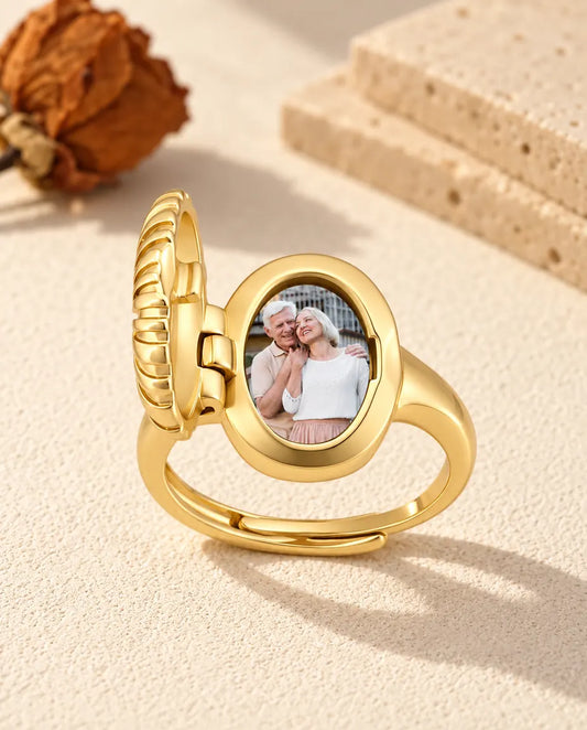 Bague médaillon ovale ouverte, avec la photo d'un couple imprimée à l'intérieur du cadre