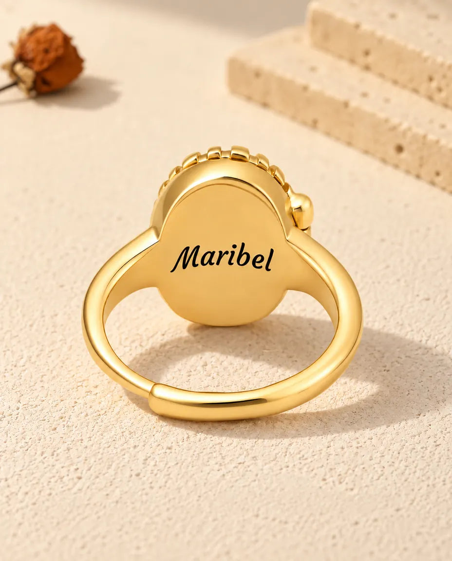 Dos de la bague médaillon photo ovale couleur or, gravé du prénom Maribel