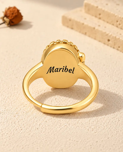 Dos de la bague médaillon photo ovale couleur or, gravé du prénom Maribel