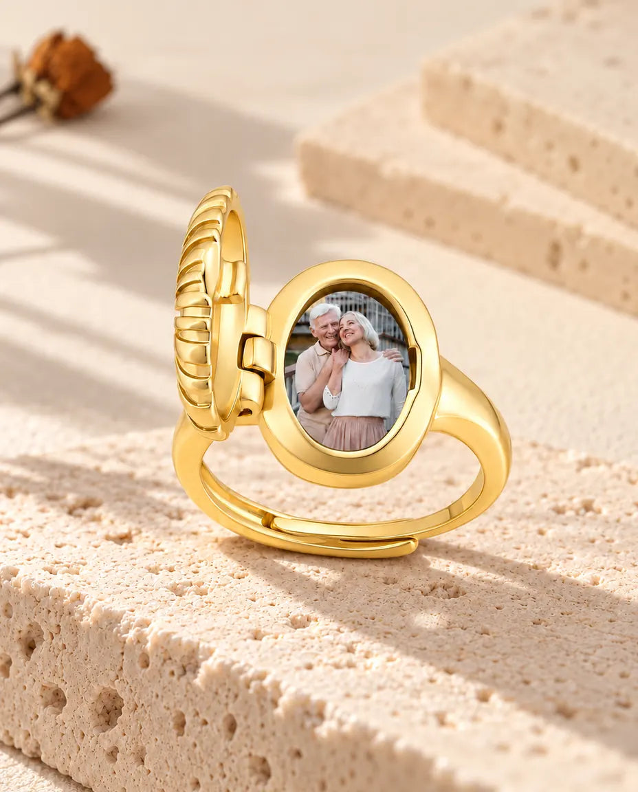 Bague médaillon photo ovale ouverte vue de côté, avec la charnière et la photo