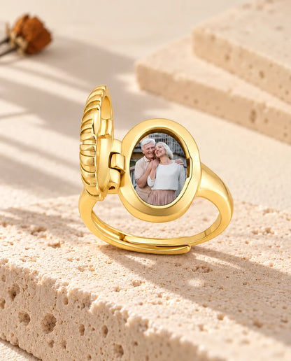 Bague médaillon photo ovale ouverte vue de côté, avec la charnière et la photo
