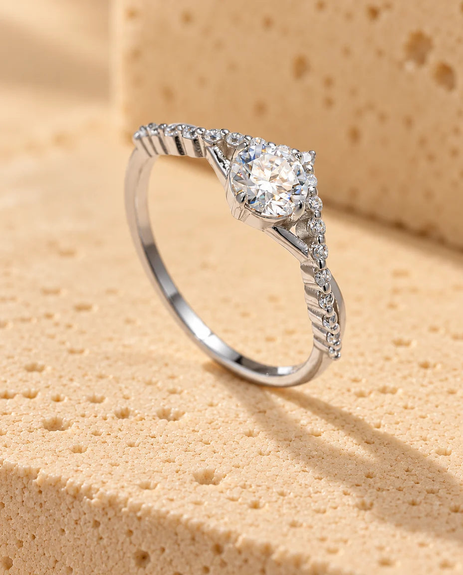 Bague Moissanite - présentée sur un bloc de travertin