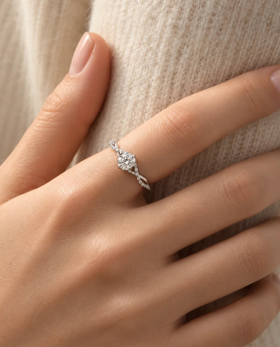 Bague Moissanite - portée à la main, gros plan