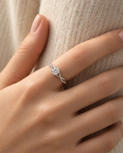 Bague Moissanite - portée à la main, gros plan