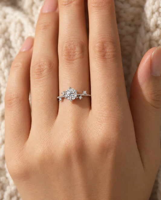 Bague Moissanite - portée à la main