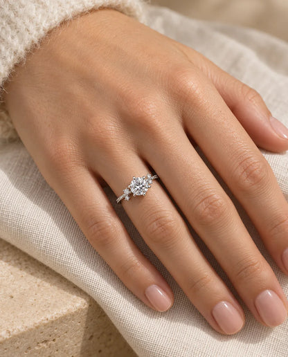 Bague Moissanite - portée à la main, gros plan