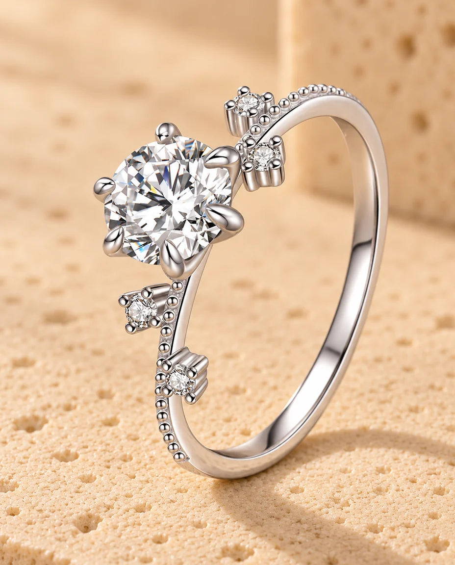 Bague Moissanite - présentée sur un bloc de travertin