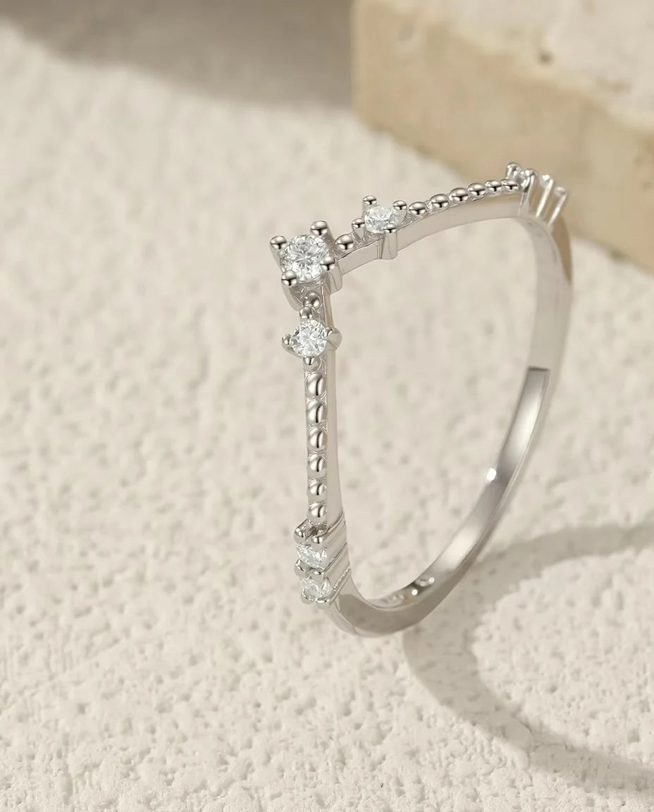 Bague Moissanite - présentée sur un bloc de travertin
