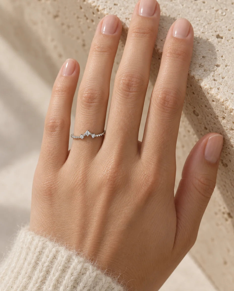 Bague Moissanite - portée à la main, gros plan