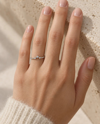 Bague Moissanite - portée à la main, gros plan