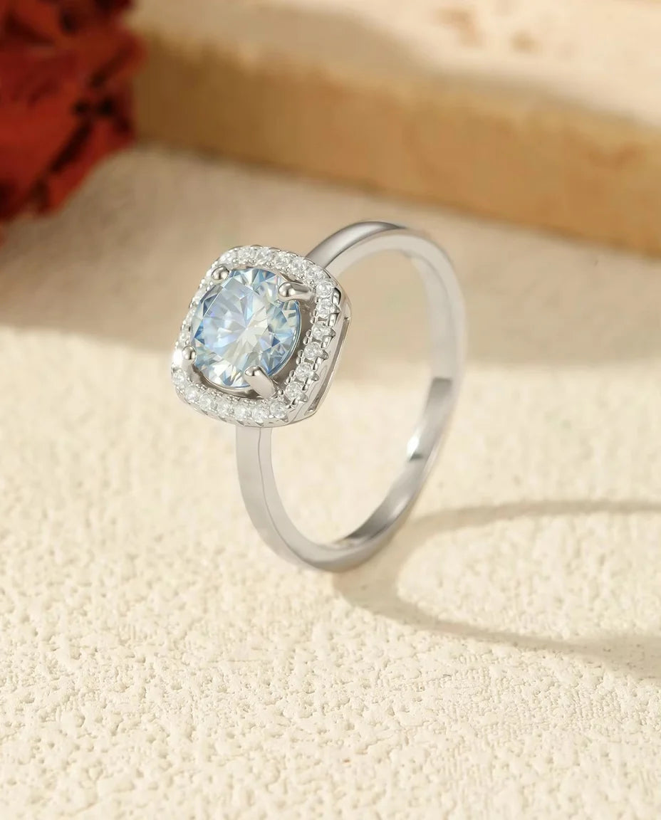 Bague Moissanite - présentée sur un bloc de travertin