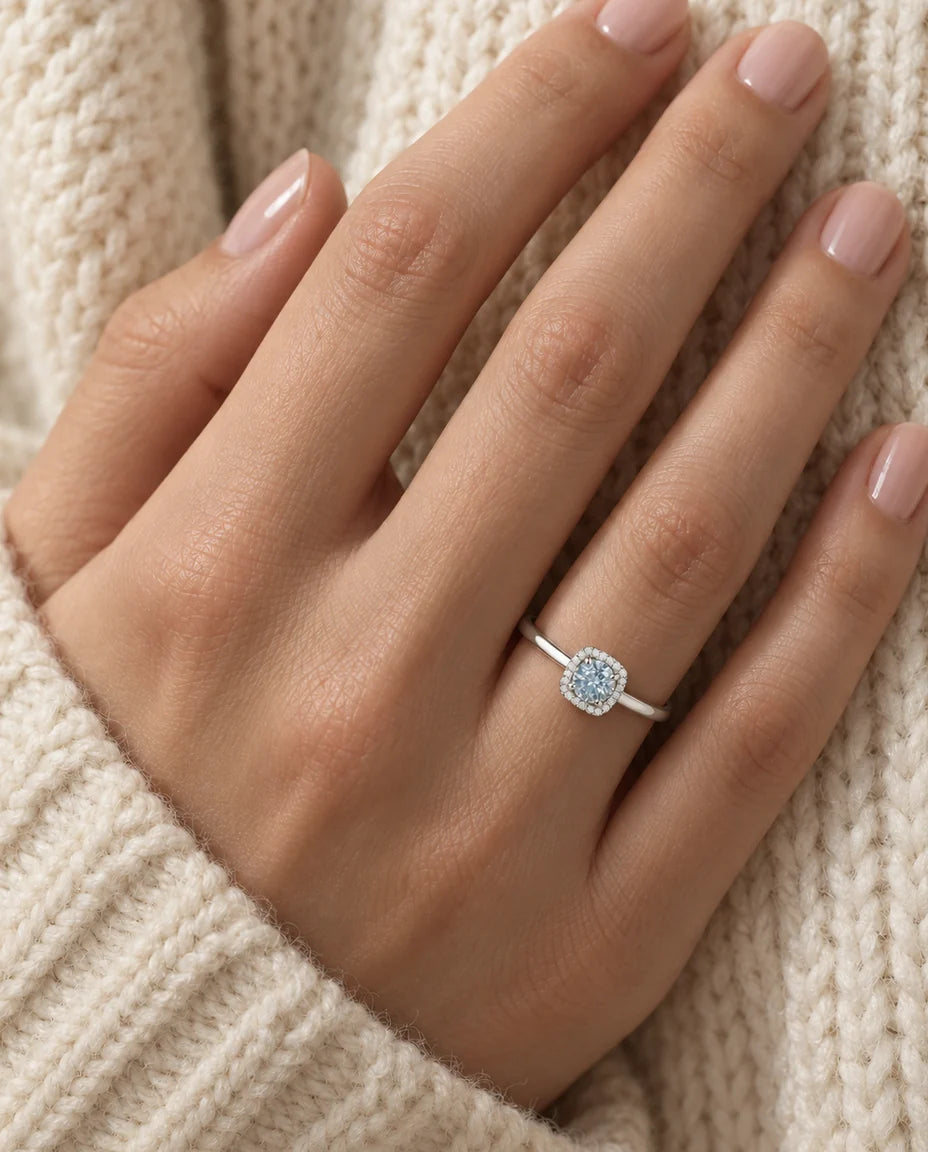 Bague Moissanite - portée à la main, gros plan