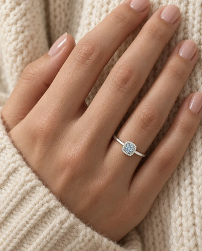 Bague Moissanite - portée à la main, gros plan