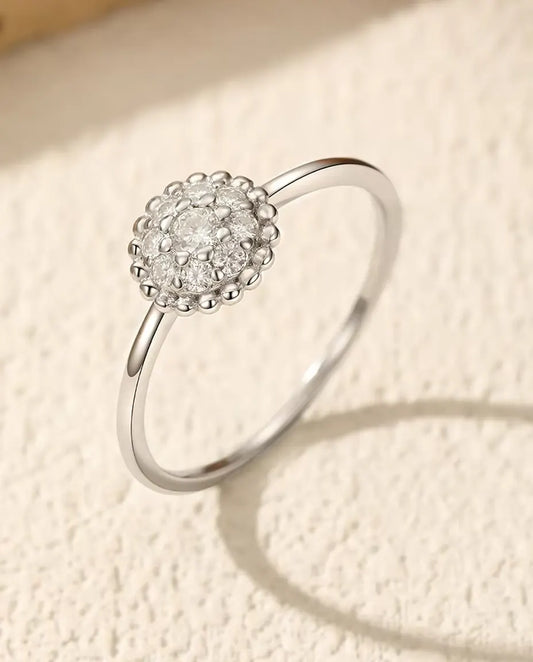 Bague Moissanite Cluster - pierre centrale de 0,06 ct et huit pierres dans un entourage perlé de 8 mm en argent 925, tailles 5 à 9