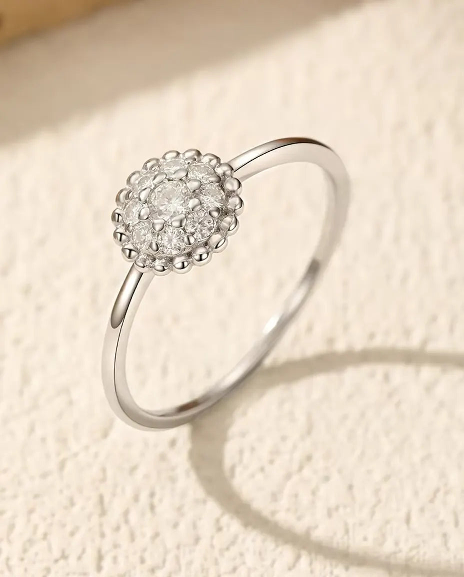 Bague Moissanite Cluster - pierre centrale de 0,06 ct et huit pierres dans un entourage perlé de 8 mm en argent 925, tailles 5 à 9