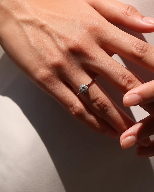 Bague Moissanite Cluster - pierre centrale de 0,06 ct et huit pierres dans un entourage perlé de 8 mm en argent 925, tailles 5 à 9