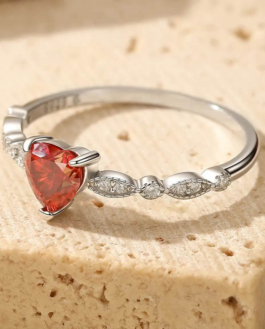 Bague Moissanite – Cœur Rouge 0,5 ct Couleur D VVS1, Anneau Millegrain de Zircones en Argent 925, Bague de Promesse pour Elle