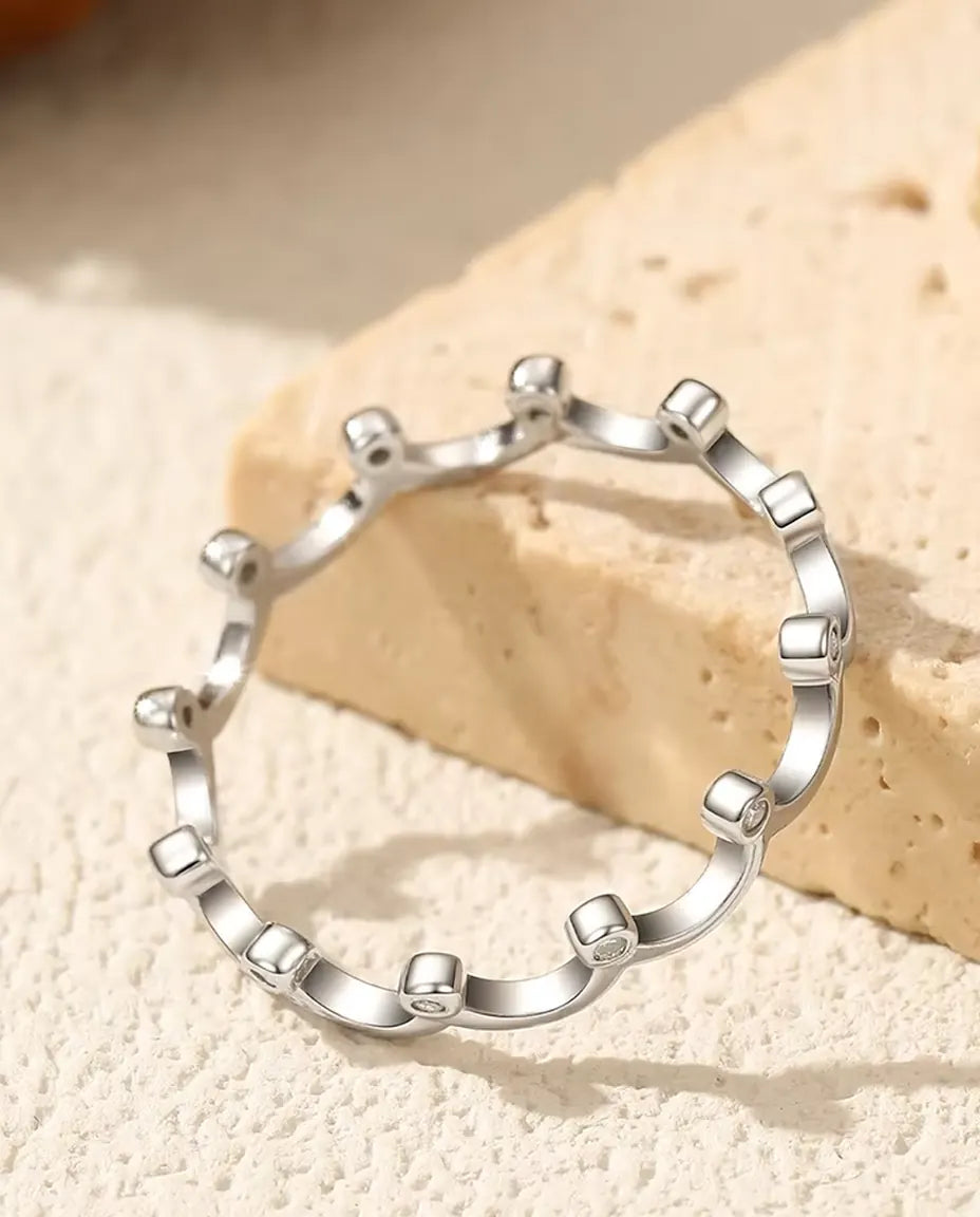 Bague moissanite en couronne – douze pierres serties clos sur un anneau de 3,2 mm, argent 925, tailles 5-9