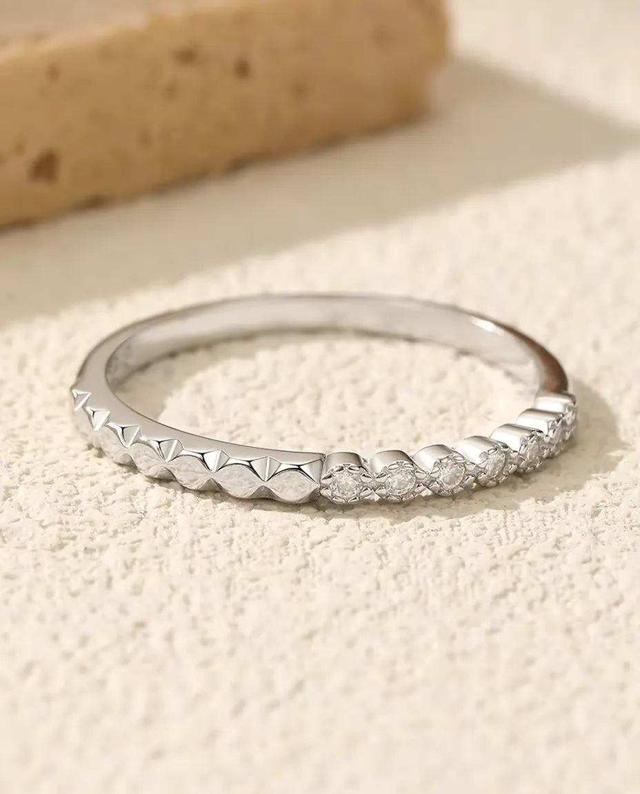 Bague Moissanite Demi-Alliance - sept pierres de 1,3 mm couleur D / VVS1 et une rangée de facettes pyramidales, argent 925, tailles 5 à 9