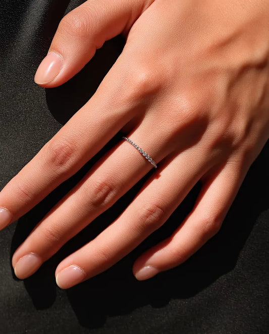 Bague Moissanite Demi-Alliance - cinq pierres de 1,5 mm couleur D / VVS1 et bord perlé sur anneau de 0,9 mm en argent 925, tailles 5 à 9