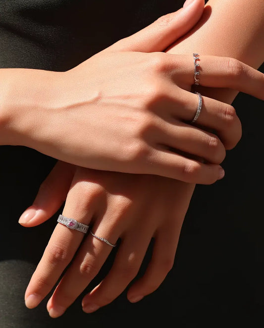 Bague Moissanite Empilable en Argent 925 - portée avec d’autres bagues, mains posées l’une sur l’autre