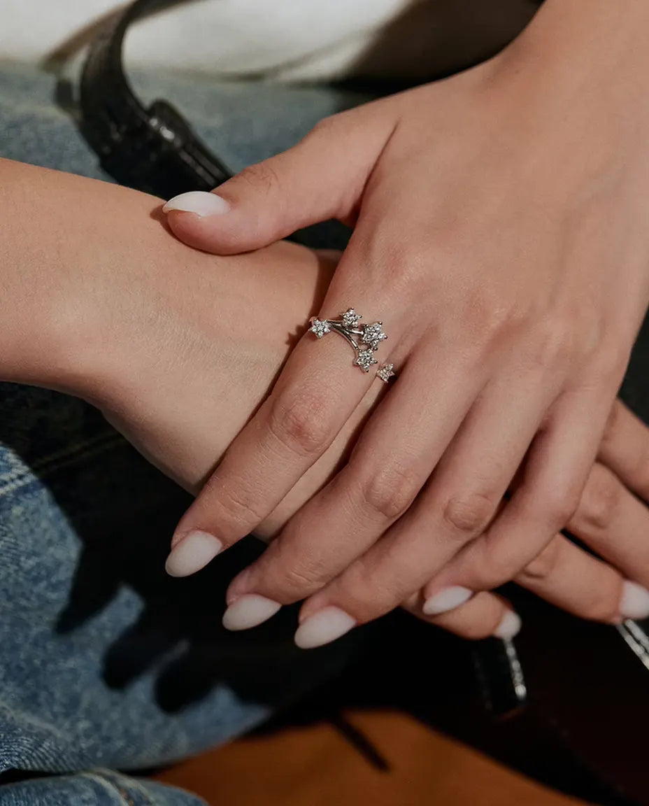Bague Moissanite Étoiles en Argent 925 - portée à la main par un mannequin, posée sur un jean