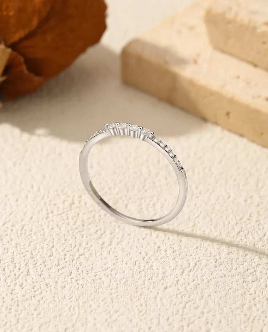 Bague moissanite galbée - 16 pierres dégradées sur un anneau pavé incurvé, argent 925, tailles US 5 à 9