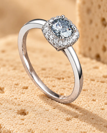 Bague Moissanite - présentée sur un bloc de travertin