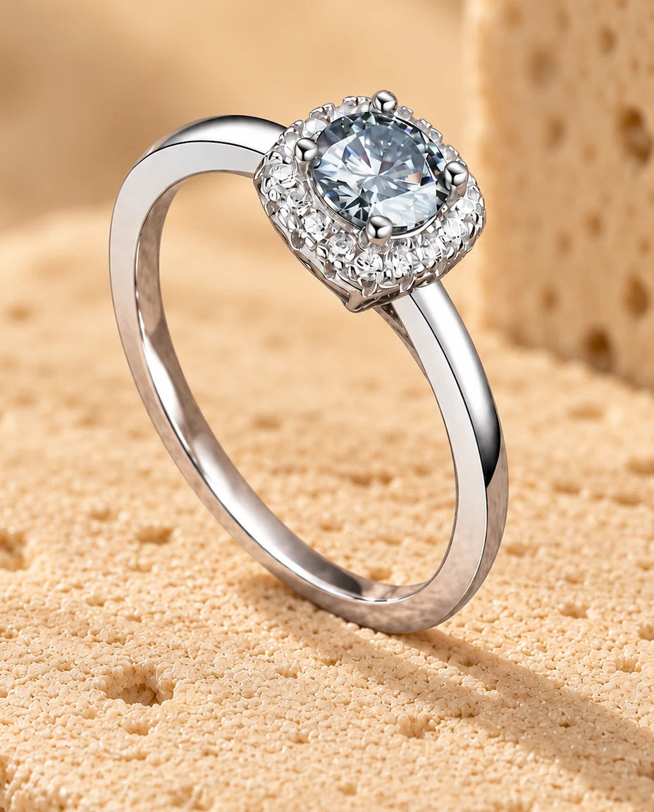 Bague Moissanite - présentée sur un bloc de travertin