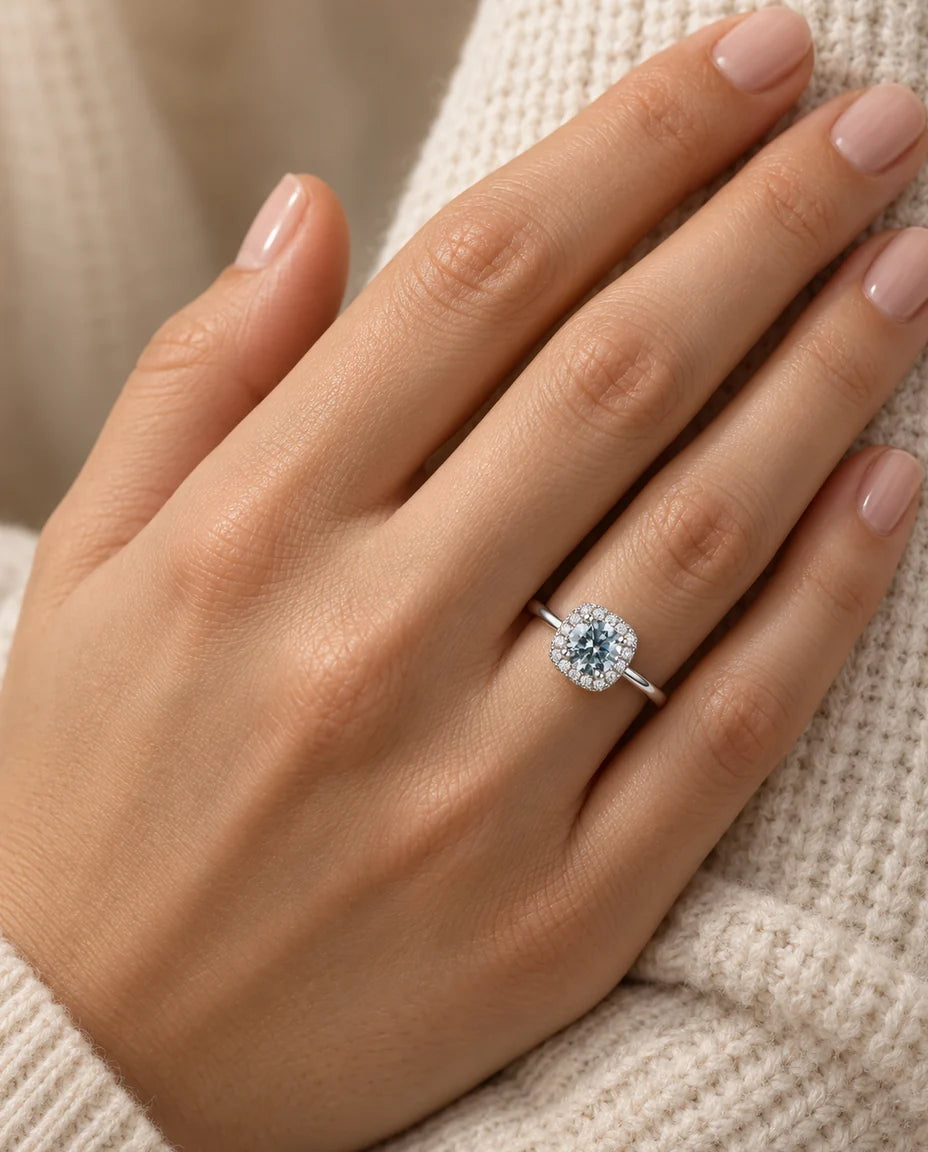 Bague Moissanite - portée à la main, gros plan
