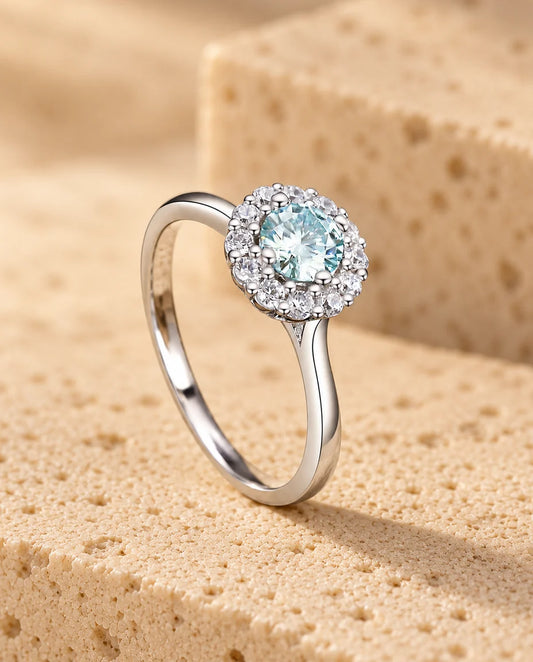 Bague Moissanite - présentée sur un bloc de travertin