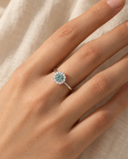 Bague Moissanite - portée à la main