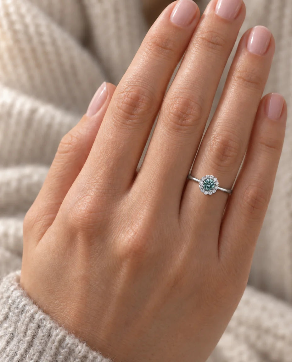 Bague Moissanite - portée à la main, gros plan