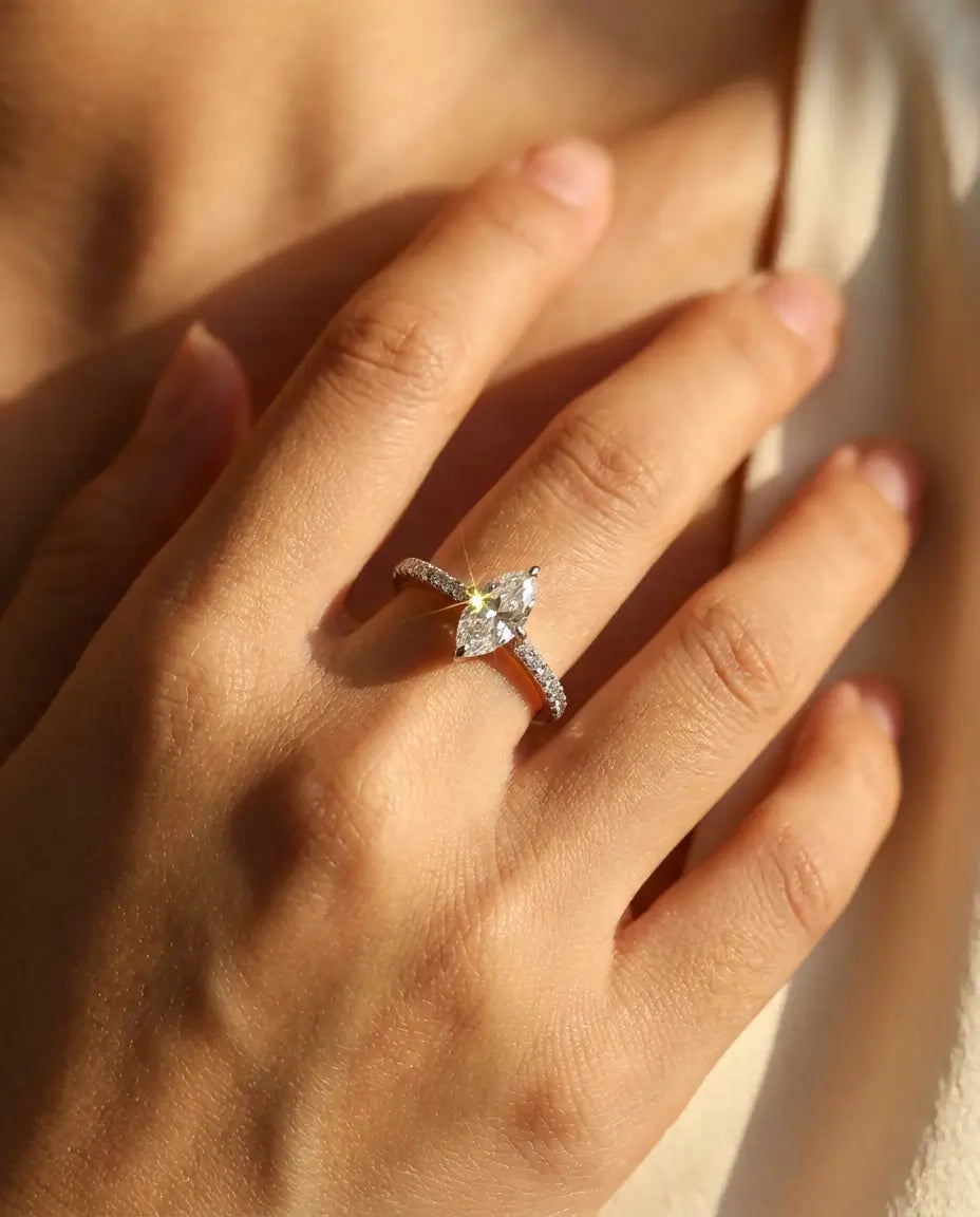 Bague Moissanite – Marquise 0,5 Carat sur Anneau Pavé Délicat en Argent 925, Bague de Promesse, Cadeau pour Elle