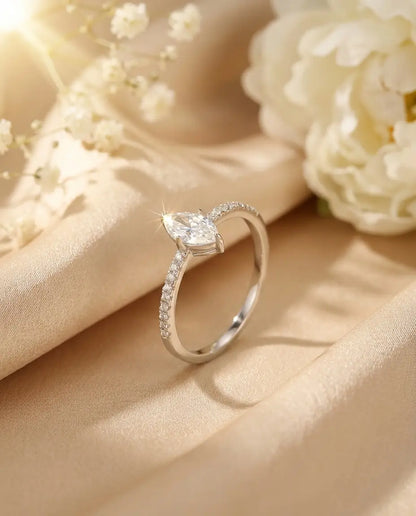 Bague Moissanite – Marquise 0,5 Carat sur Anneau Pavé Délicat en Argent 925, Bague de Promesse, Cadeau pour Elle