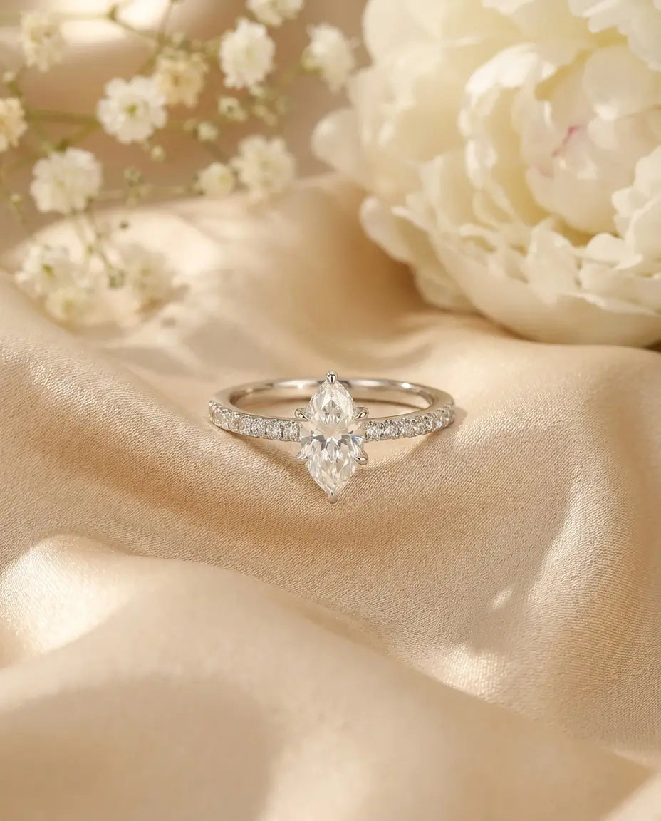 Bague Moissanite – Marquise 0,5 Carat sur Anneau Pavé Délicat en Argent 925, Bague de Promesse, Cadeau pour Elle