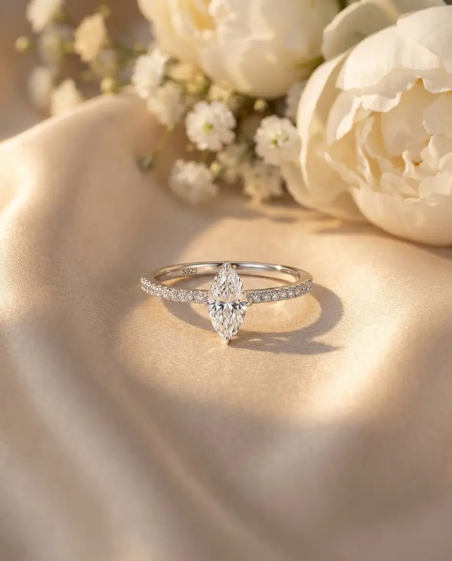 Bague Moissanite – Marquise 0,5 Carat sur Anneau Pavé Délicat en Argent 925, Bague de Promesse, Cadeau pour Elle