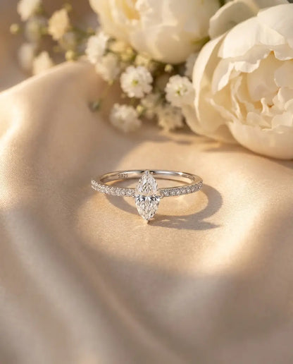 Bague Moissanite – Marquise 0,5 Carat sur Anneau Pavé Délicat en Argent 925, Bague de Promesse, Cadeau pour Elle