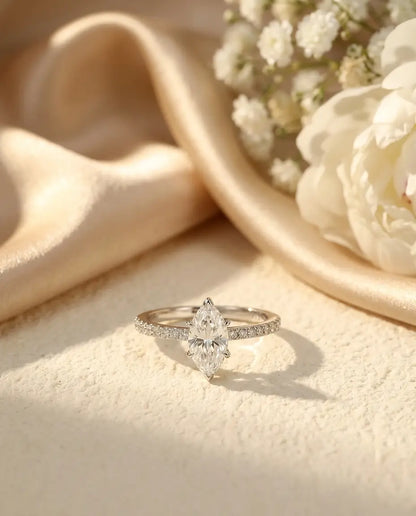 Bague Moissanite – Marquise 0,5 Carat sur Anneau Pavé Délicat en Argent 925, Bague de Promesse, Cadeau pour Elle