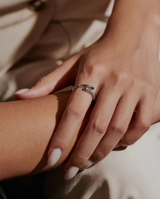 Bague Moissanite Ouverte Croisée en Argent 925 - portée au doigt par un mannequin, gros plan