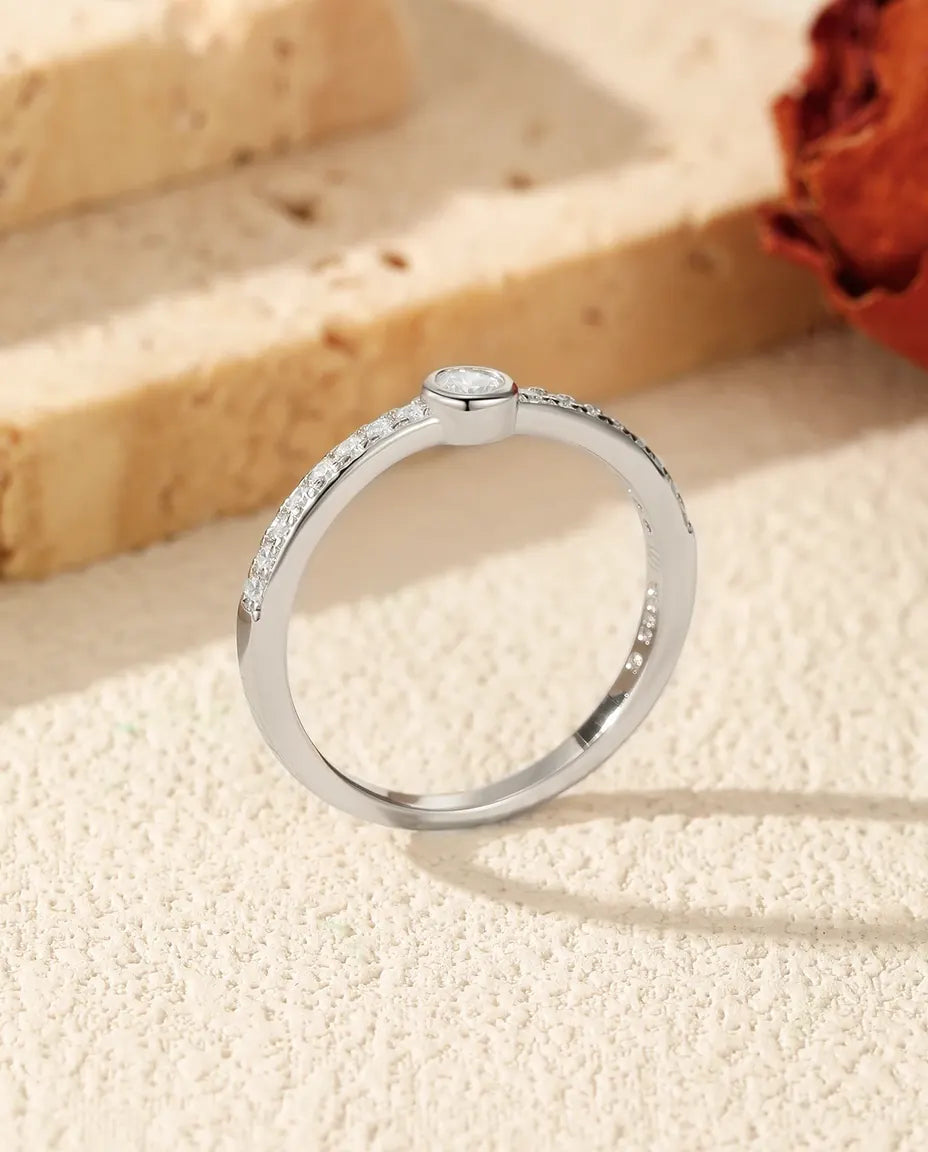 Bague Moissanite – Solitaire Rond 0,1 Carat Couleur D Serti Clos, Argent 925, Bague Fine Empilable pour Femme