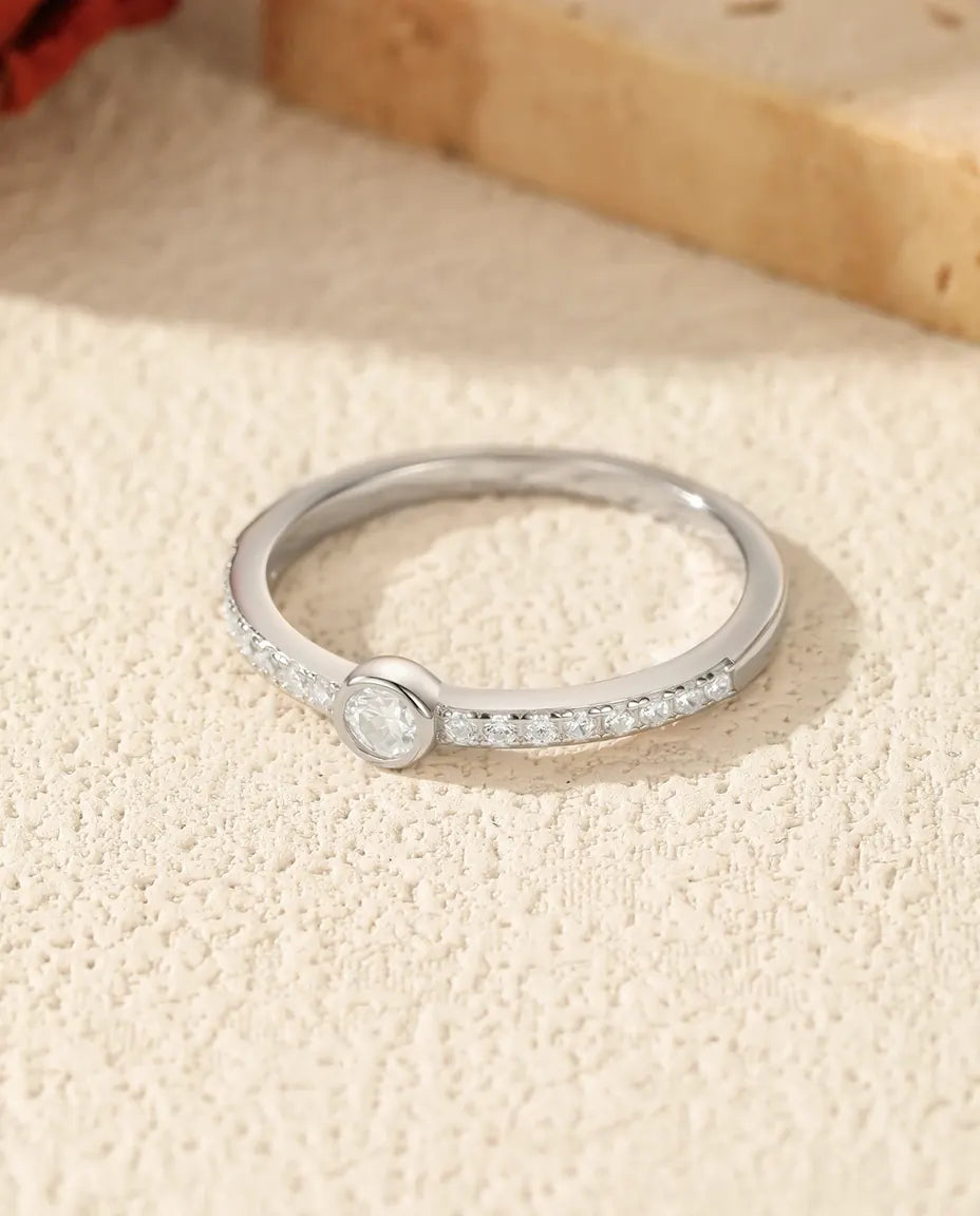 Bague Moissanite – Solitaire Rond 0,1 Carat Couleur D Serti Clos, Argent 925, Bague Fine Empilable pour Femme