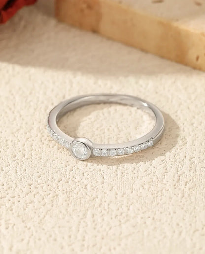 Bague Moissanite – Solitaire Rond 0,1 Carat Couleur D Serti Clos, Argent 925, Bague Fine Empilable pour Femme