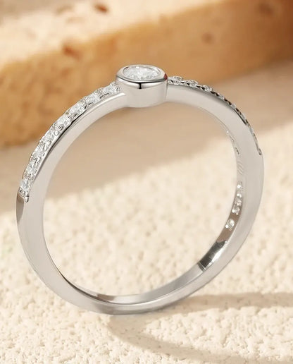 Bague Moissanite – Solitaire Rond 0,1 Carat Couleur D Serti Clos, Argent 925, Bague Fine Empilable pour Femme